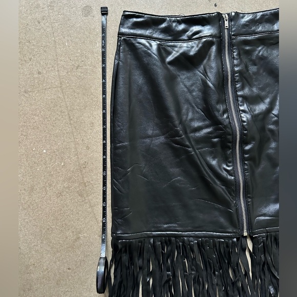 Faux leather skirt with fringe - Picture 6 of 7
